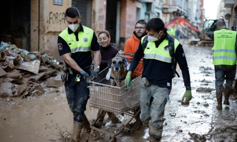 Βαλένθια: Με αλληλεγγύη ο κόσμος συνεργάζεται για να καθαρίσει τους δρόμους